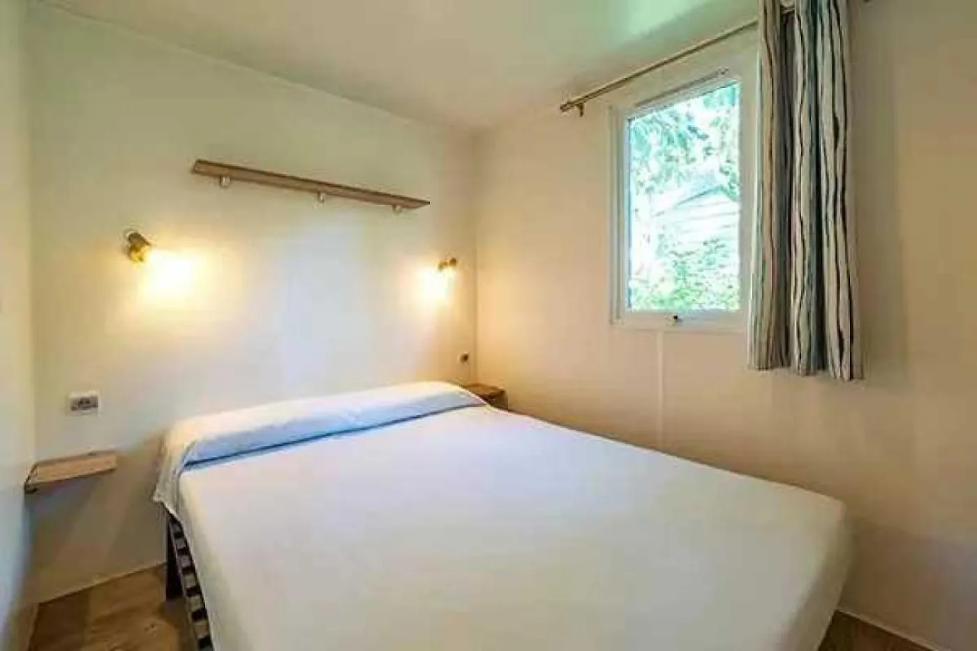 Camping 3 Etoiles - Piscine - Efcaga Saint-Yvy Fransa